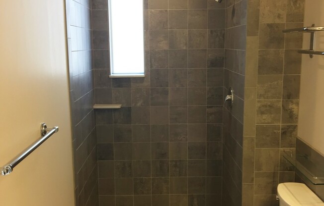 2 beds, 1 bath, $4,350, Unit 809