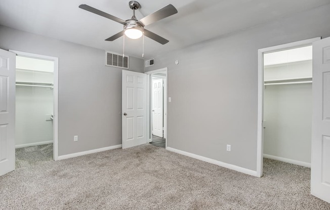 Bedroom at Bellaire Oaks Apartments, Houston