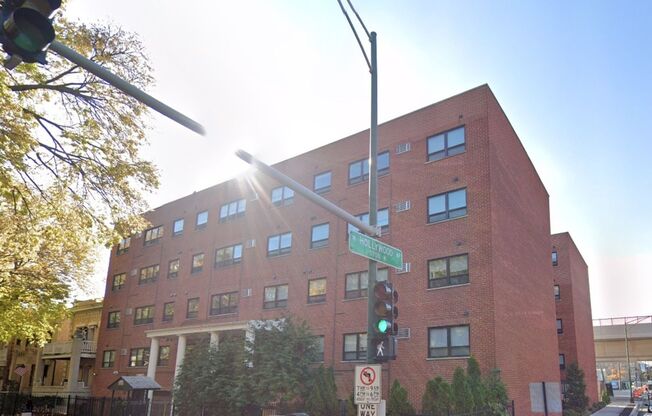 Spacious Top-Floor 1 BR/1 BA in Edgewater Elevator Building - Great for Commuters!