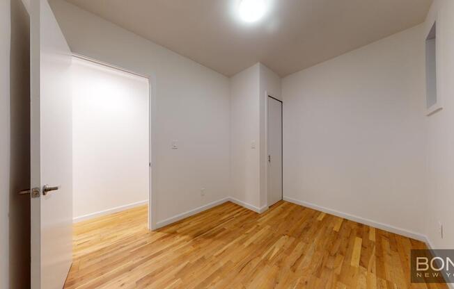 2 beds, 1 bath, $3,500, Unit 3RS