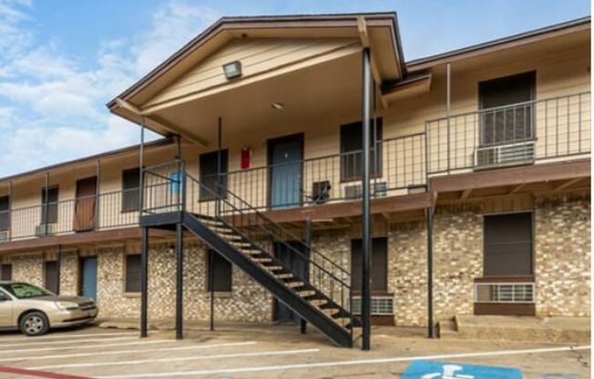 2 beds, 1 bath, 750 sqft, $1,350, Unit 304-13