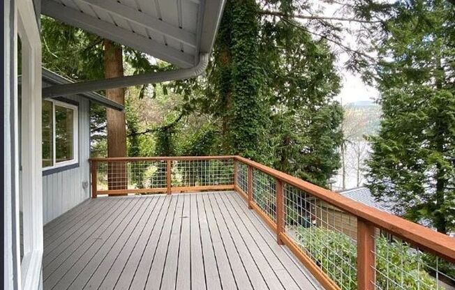 Two Stories of Comfort and Charm in Sudden Valley - Don't miss this 3bd/2b!!