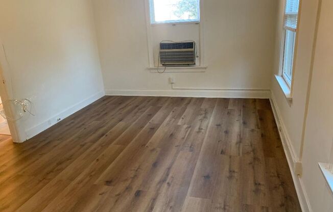 1920s Traditional Hollywood Walk-Up