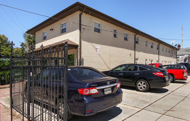 2 beds, 1 bath, 750 sqft, $1,100, Unit #11
