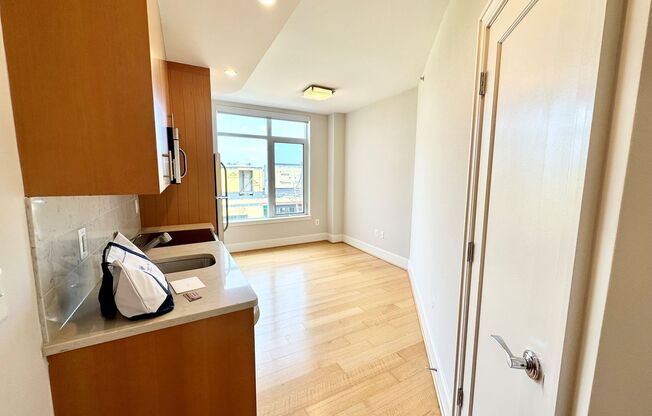 1 bed, 1 bath, $2,500, Unit 922