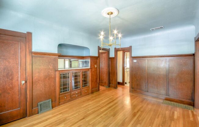Mid Town 2 Bedroom 2 Bathroom 1260 Sqft. Bungalow for Lease