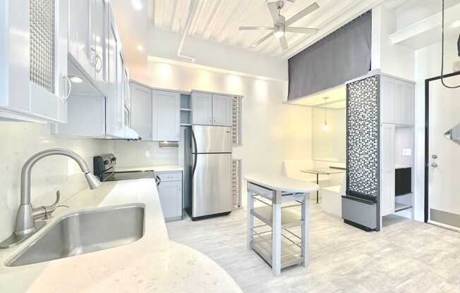 Top floor modern crafted spacious 1 Bed + 1 Bath