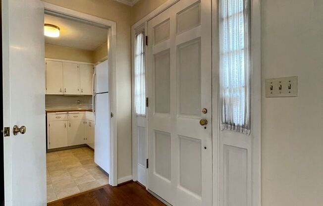 Stunning Two-bedroom In SW Portland~ Great Natural Light~ Two Wood Burning Fireplaces~ Covered Carport with Electric Opener~ Serene Outdoor Patio~ Fur Babies Welcome