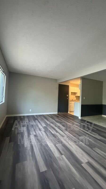 1215 E 12
