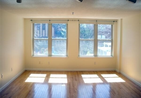 2 beds, 2 baths, 985 sqft, $5,000, Unit 211