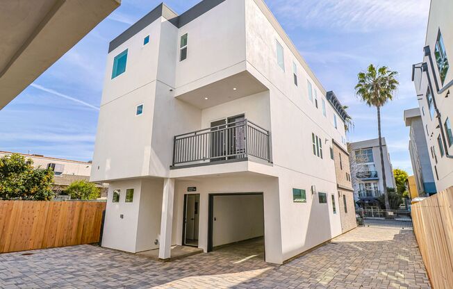 Brand new 4 bed/4.5 bath Townhouse with balcony and private garage!