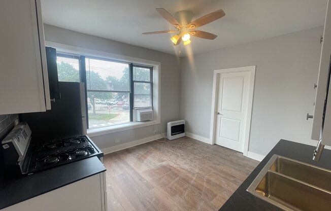 4393 N Elston