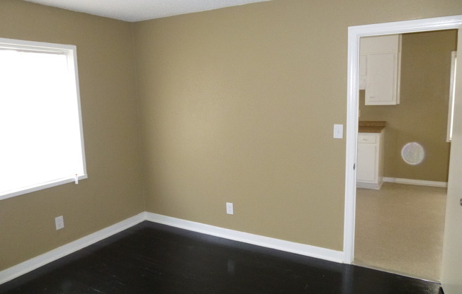 3 beds, 1 bath, $1,100