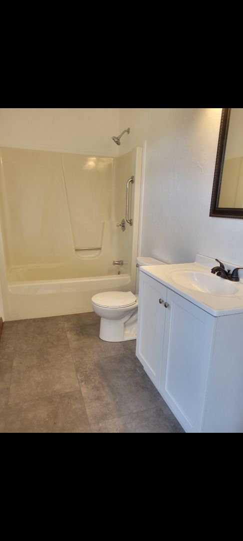 2 beds, 1 bath, $1,100