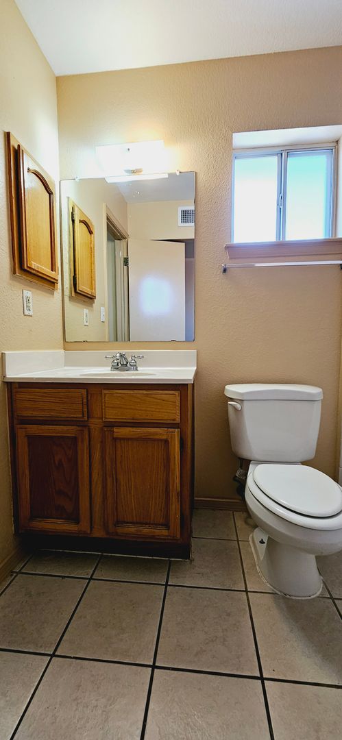 2 beds, 1 bath, 944 sqft, $1,050, Unit Unit B