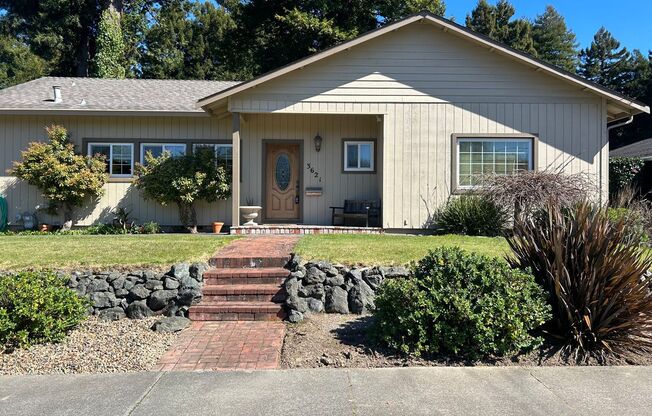 Lovely 3BD/2BA Home with 2 car Garage & Fenced Back Yard in Eureka-Available Now!