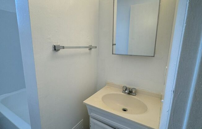 2 beds, 1 bath, $1,275, Unit 3A