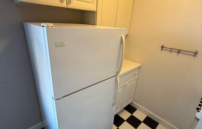 Studio, 1 bath, 400 sqft, $895, Unit #411
