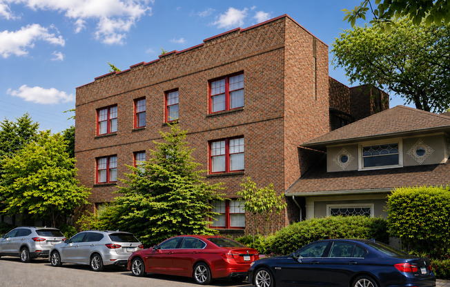 Huntington Arms - Located on the west slope of Capitol Hill