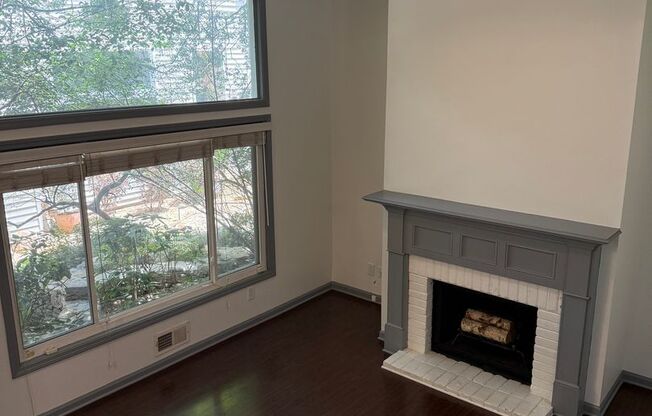 Centrally Located 2 BED/1.5 BATH TOWNHOME IN THE CENTER OF MIDTOWN - PRIME LOCATION
