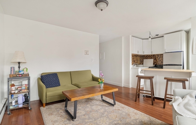 2 beds, 1 bath, 603 sqft, $3,650, Unit 4