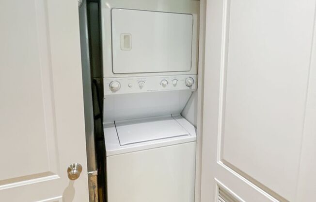 2 beds, 1 bath, 740 sqft, $2,750, Unit 3808M-2