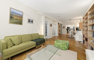 452 W 19 ST
