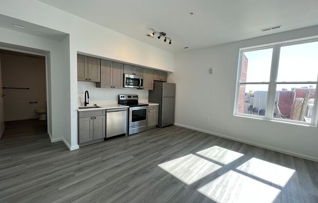 Studio, 1 bath, 450 sqft, $1,348, Unit 404