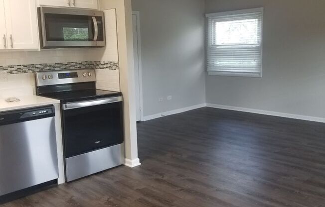 2 beds, 1 bath, 800 sqft, $1,915, Unit 980-008