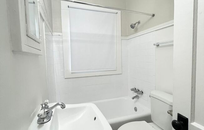 2 beds, 1 bath, $1,200, Unit B3608