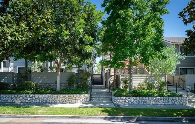 Beautiful 3 Bedroom, 2.5 Bathroom Townhouse in Pasadena. AC, Laundry, Pool, Garage!