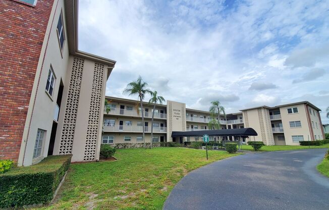 2 Bedroom 1 Bath Second Floor Condo in St. Pete!!