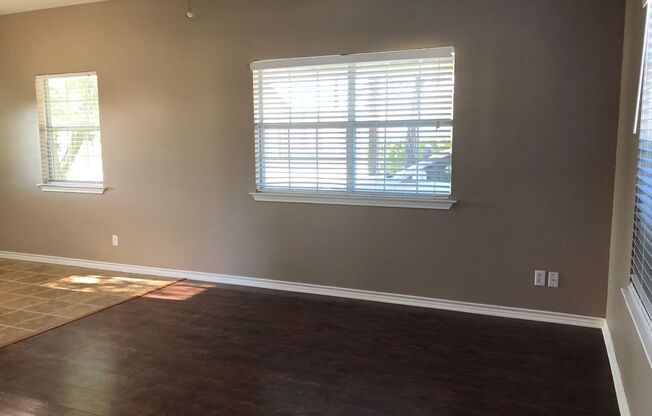 2 beds, 1 bath, 800 sqft, $1,395