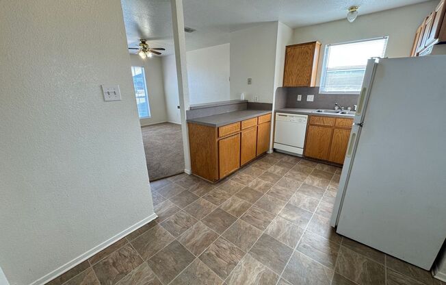 2 beds, 1.5 baths, 900 sqft, $850, Unit Apt A