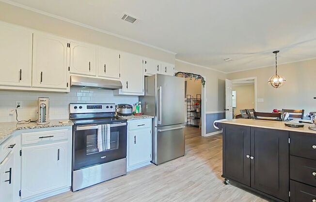 4 Bedroom Brick Ranch in Woodlake!