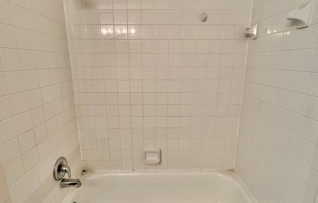 2 beds, 1 bath, 1,000 sqft, $1,295, Unit 617 Flint Rd. #6