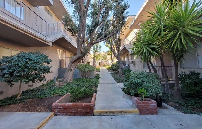 2 beds, 1 bath, $2,095, Unit 102