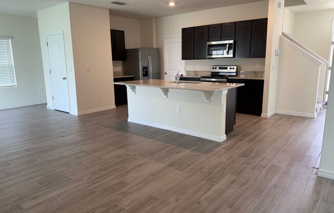 Spacious 4 bedroom/2.5 bathroom Home in Oaks Preserve!