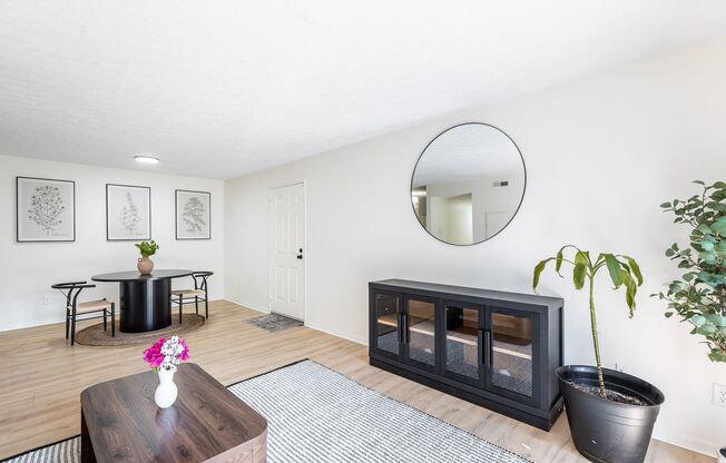 2 beds, 1 bath, 940 sqft, $1,375, Unit 05/01/8565