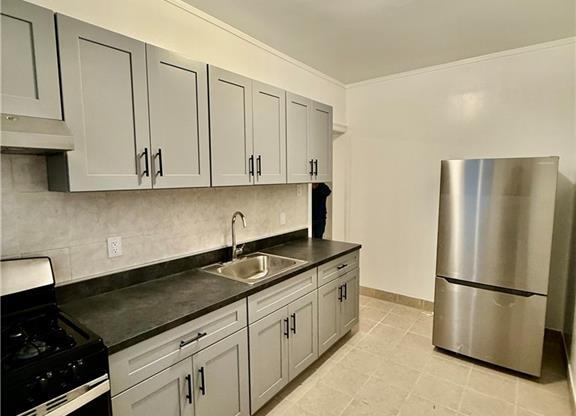 2 beds, 1 bath, 850 sqft, $2,400, Unit 2R