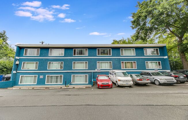 Awesome 2Bed/1Bath Apartment Near Mt. Baker Light Rail!