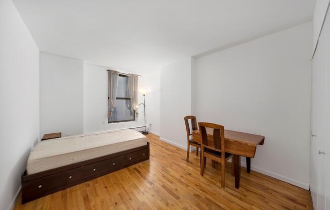 446 W 47 ST