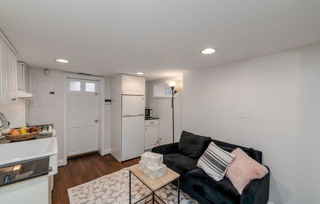 1 bed, 1 bath, $1,000, Unit Basement Unit