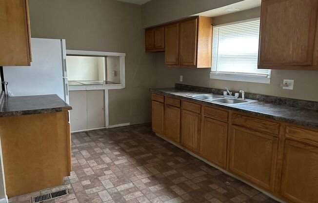 3 BEDROOM 1 BATH IN AKRON FOR RENT!