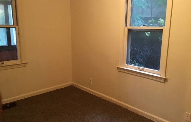 3 beds, 1 bath, $1,095