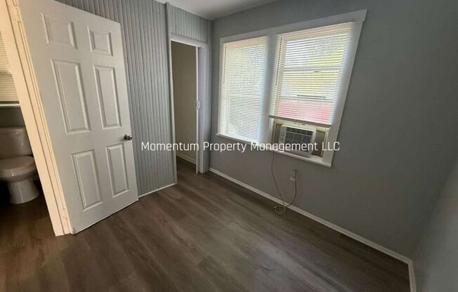 Updated 2/1 in St. Pete! AVAILABLE FOR IMMEDIATE MOVE IN!!