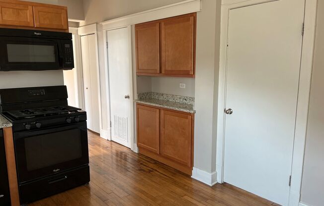 2 beds, 1 bath, 850 sqft, $1,650, Unit 2R