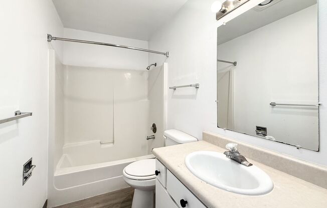 2 beds, 1 bath, 735 sqft, $1,100