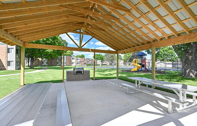 Grilling and Picnic Area at Harbor Lake Apartments