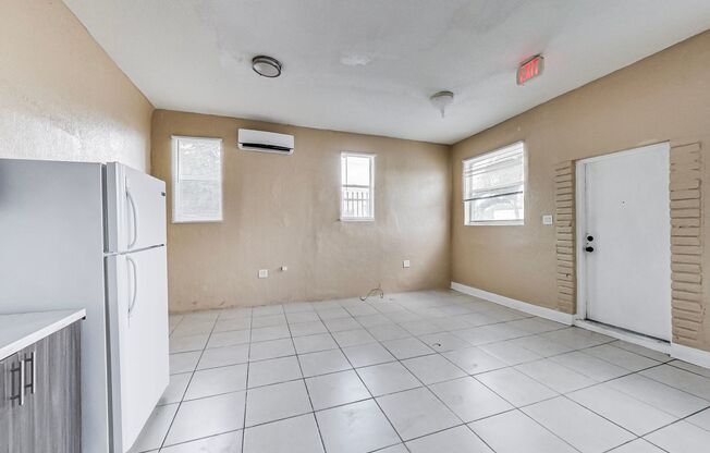 Studio, 1 bath, 400 sqft, $1,600, Unit 50-6